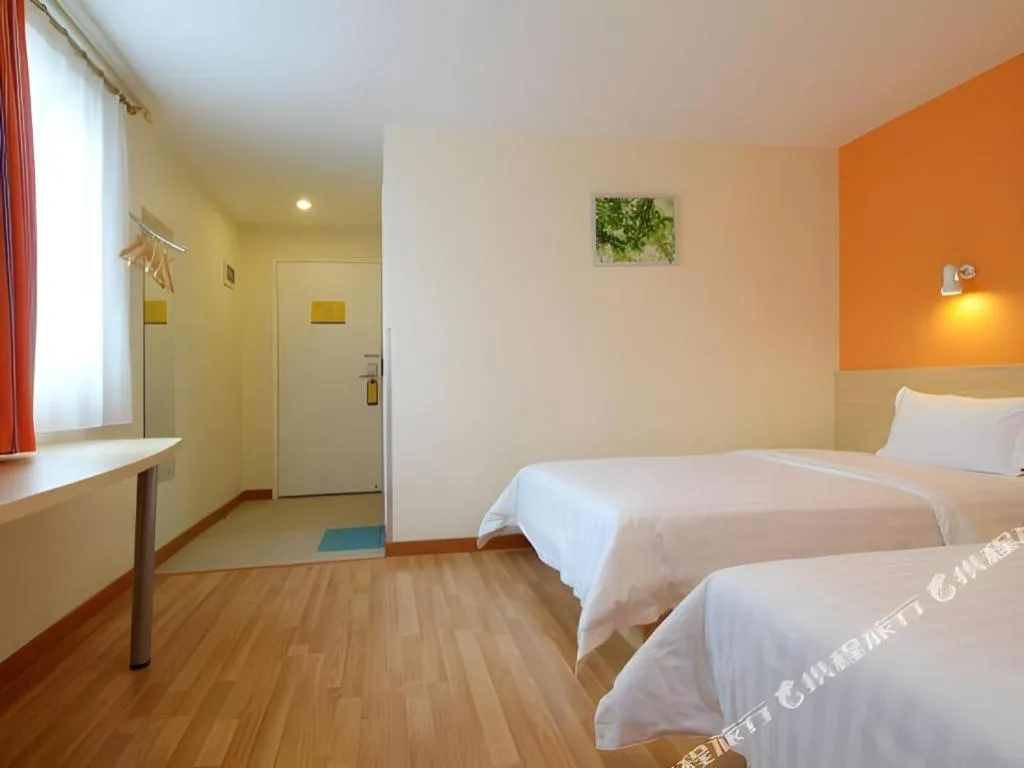 Bed in 7 Days Inn Guangzhou Zoo Huanghuagang Metro Station