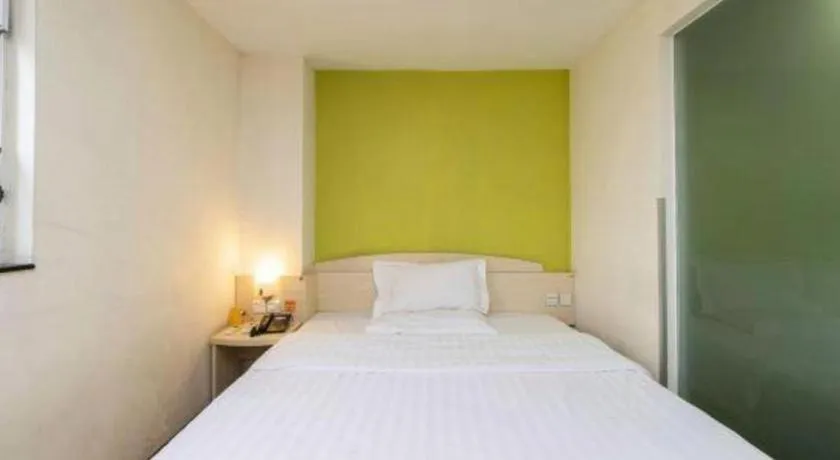 Bed in 7 Days Inn Guangzhou Zoo Huanghuagang Metro Station