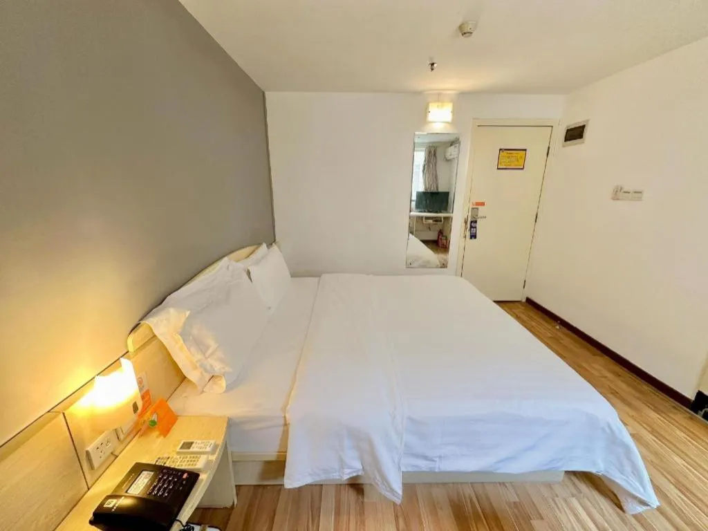 Bed in 7 Days Inn Guangzhou Zoo Huanghuagang Metro Station