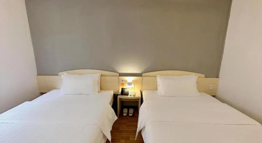 Bed in 7 Days Inn Guangzhou Zoo Huanghuagang Metro Station