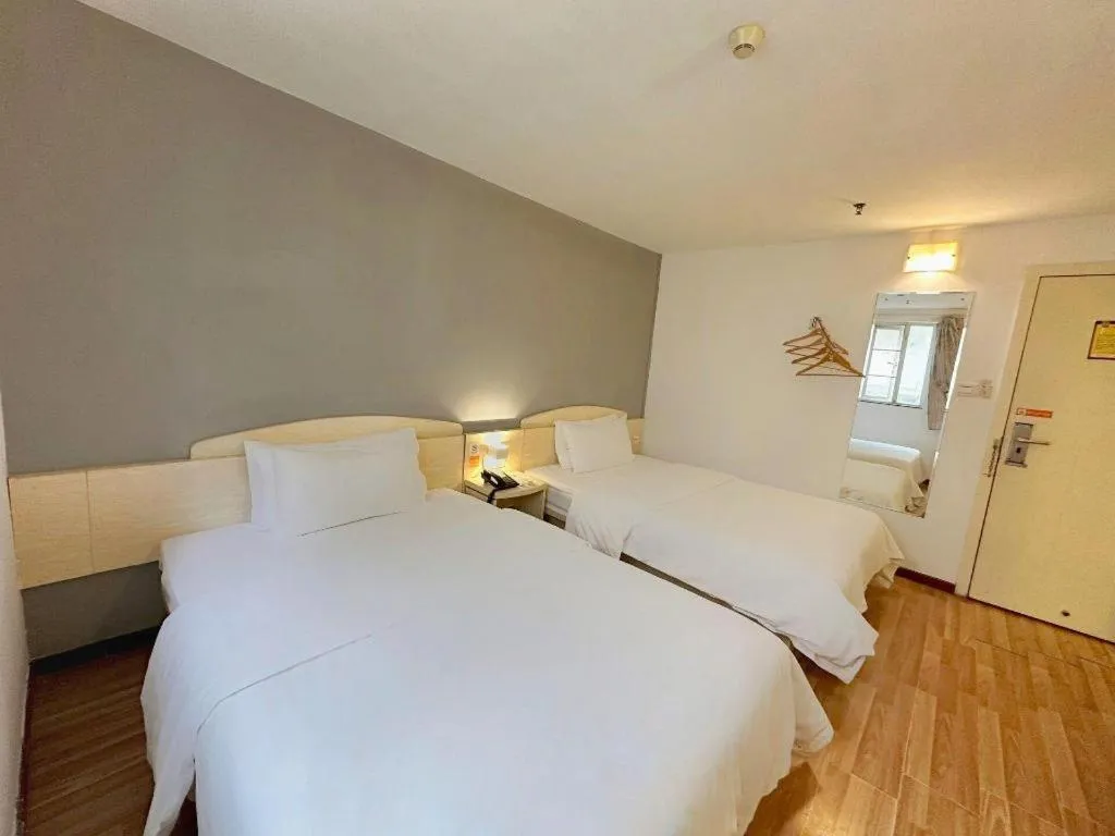 Bed in 7 Days Inn Guangzhou Zoo Huanghuagang Metro Station