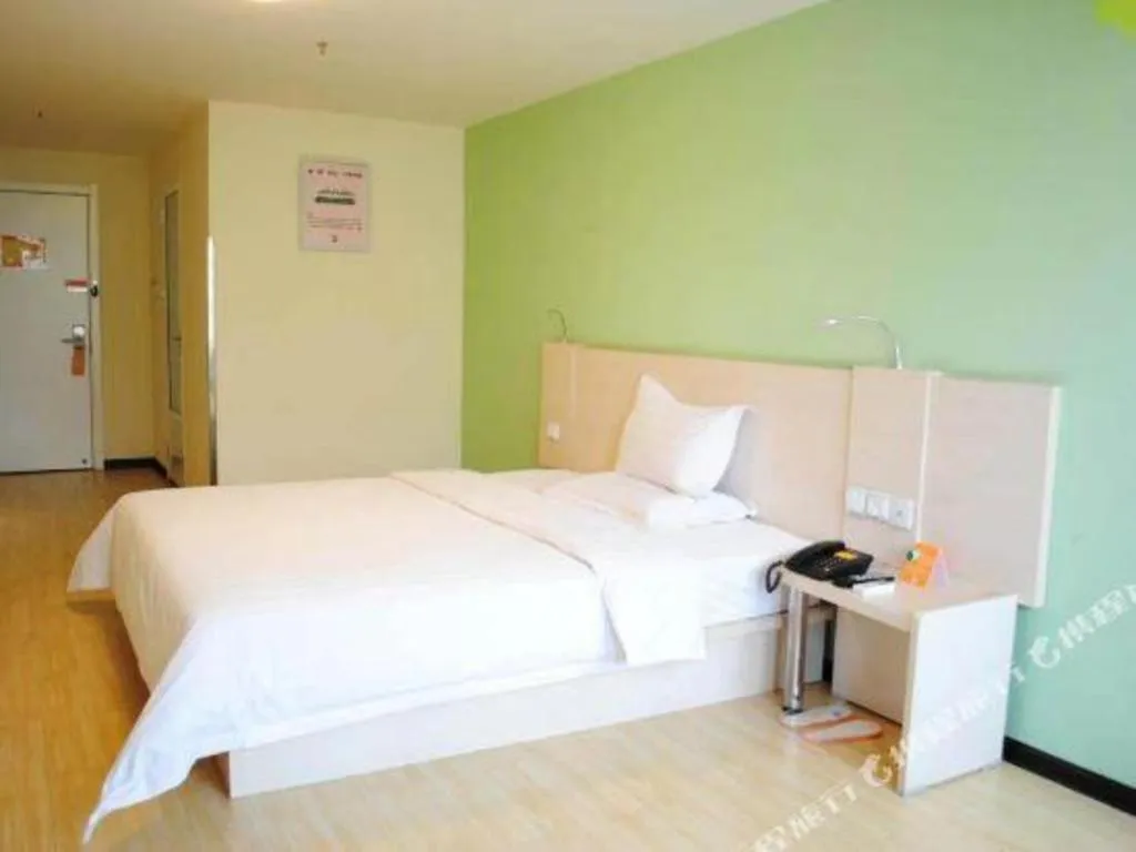 Bed in 7 Days Inn Guangzhou Zoo Huanghuagang Metro Station