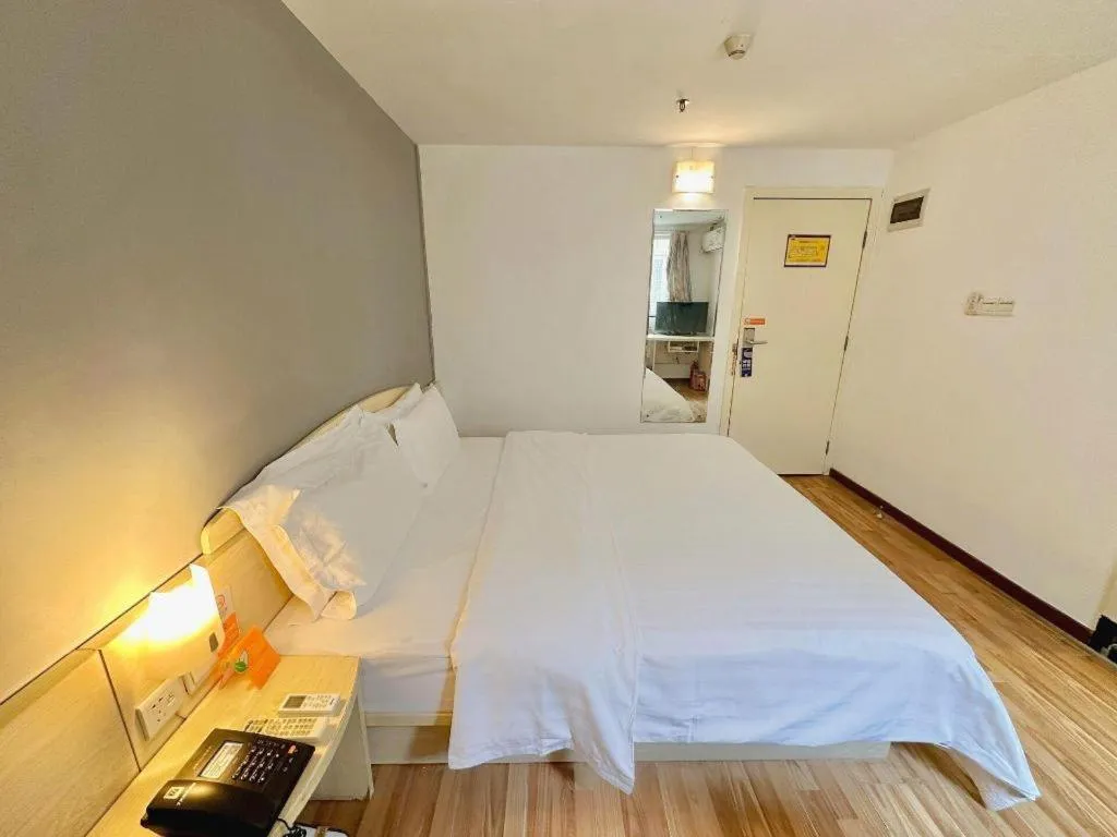 Bed in 7 Days Inn Guangzhou Zoo Huanghuagang Metro Station