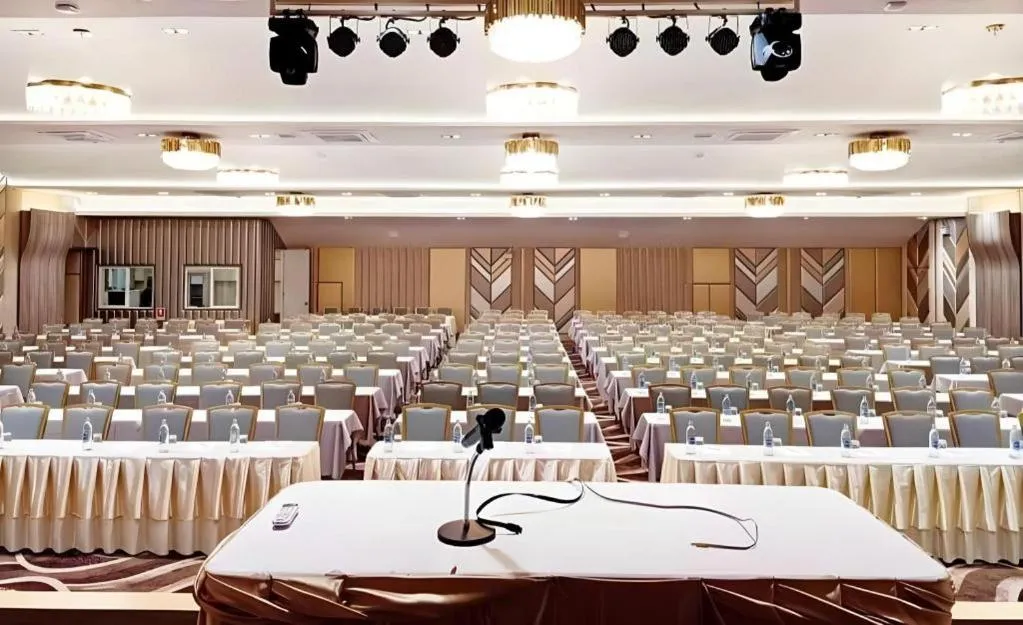 New Season Square Hotel