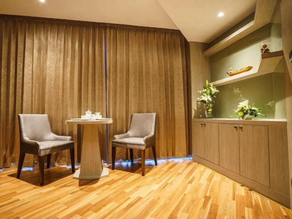 New Season Square Hotel