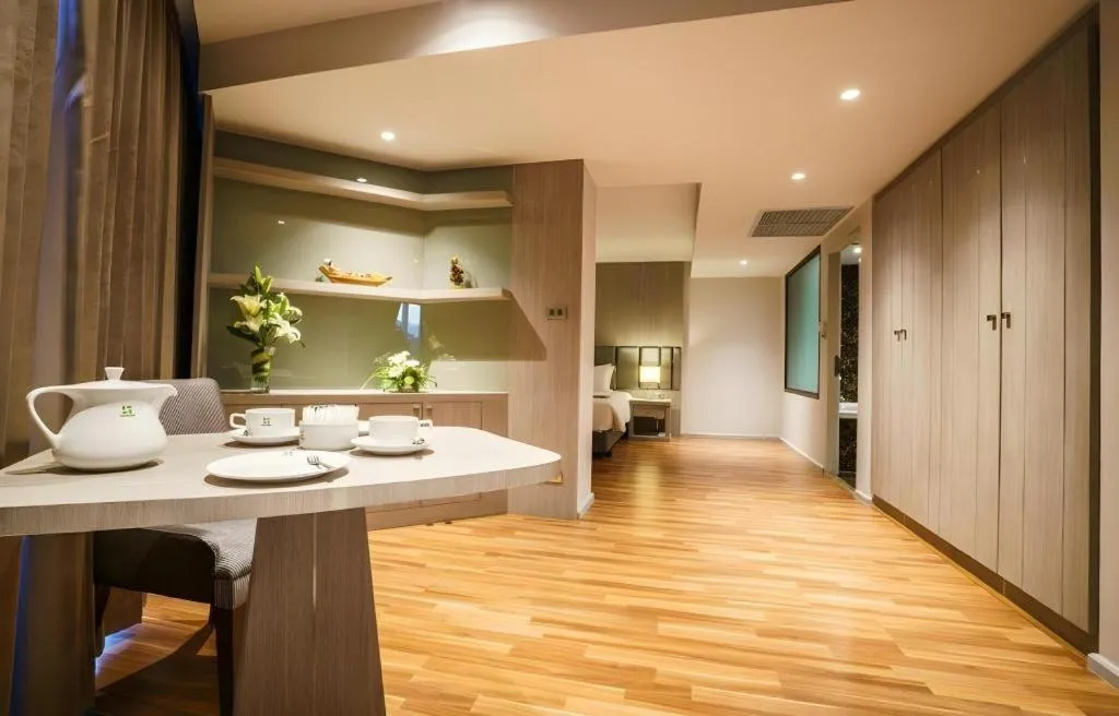 New Season Square Hotel