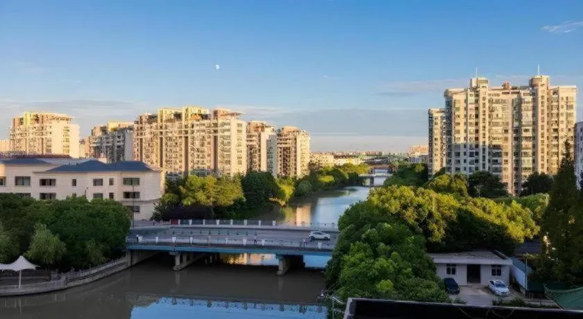 Home Inn Plus Shanghai Zhangjiang Guanglan Road Metro Station