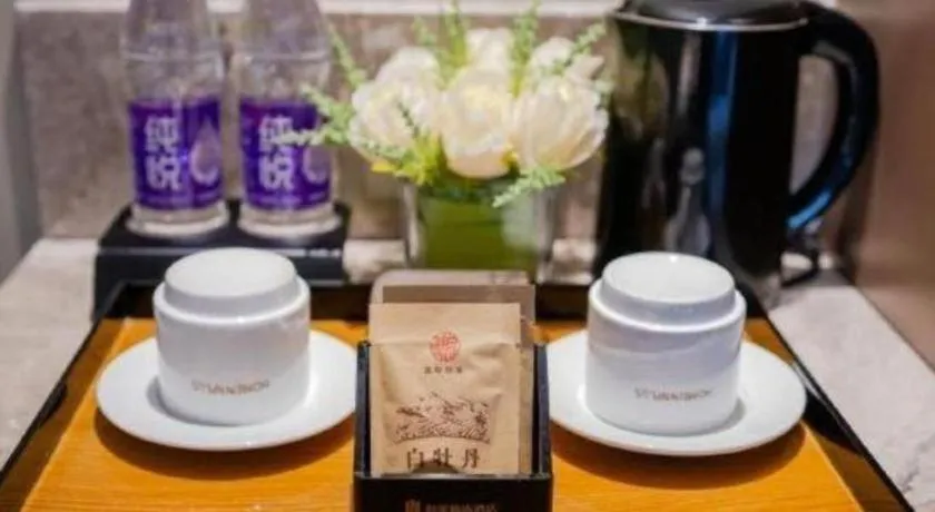 Home Inn Plus Shanghai Zhangjiang Guanglan Road Metro Station