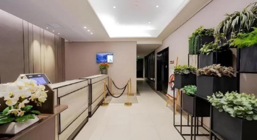 Home Inn Plus Shanghai Zhangjiang Guanglan Road Metro Station