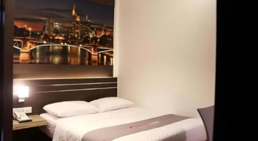 Bed in Neotel Hotel City Centre