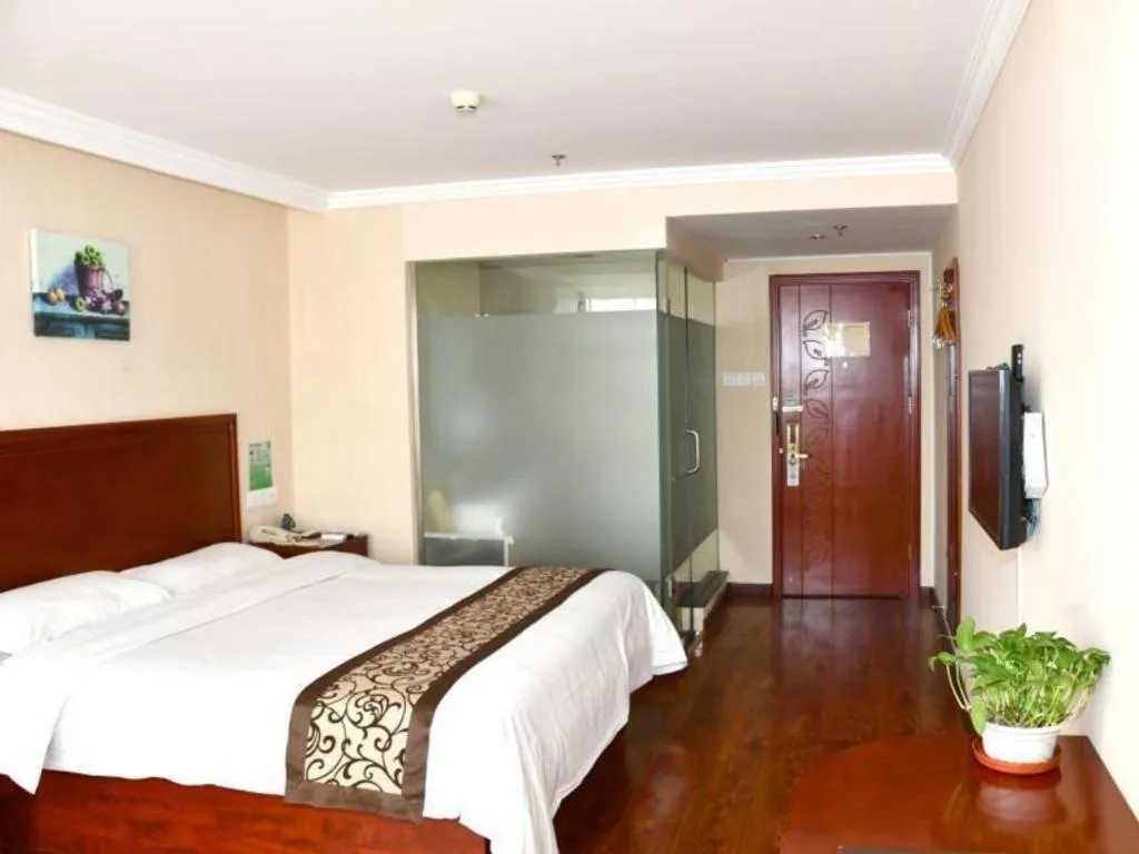 Bed in GreenTree Inn Tianjin JinNan ShuangLin Metro Station Express Hotel