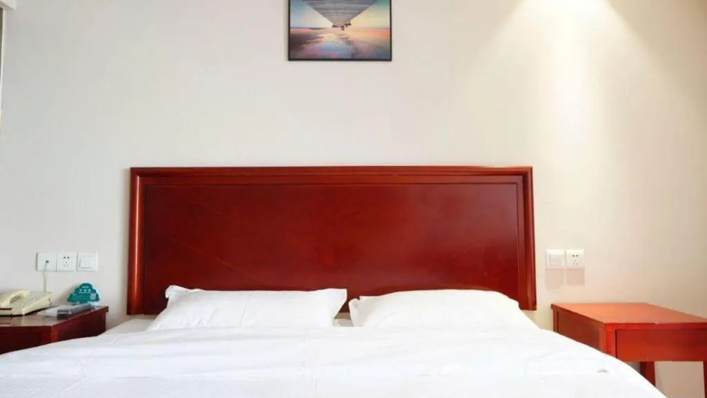 Bed in GreenTree Inn Tianjin JinNan ShuangLin Metro Station Express Hotel