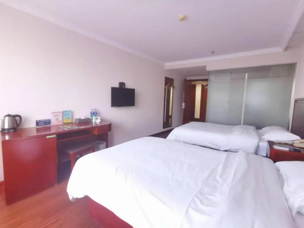 Bed in GreenTree Inn Tianjin JinNan ShuangLin Metro Station Express Hotel
