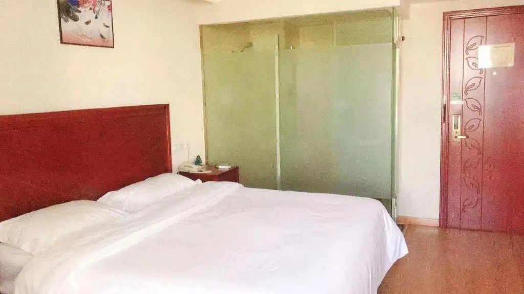 Bed in GreenTree Inn Tianjin JinNan ShuangLin Metro Station Express Hotel