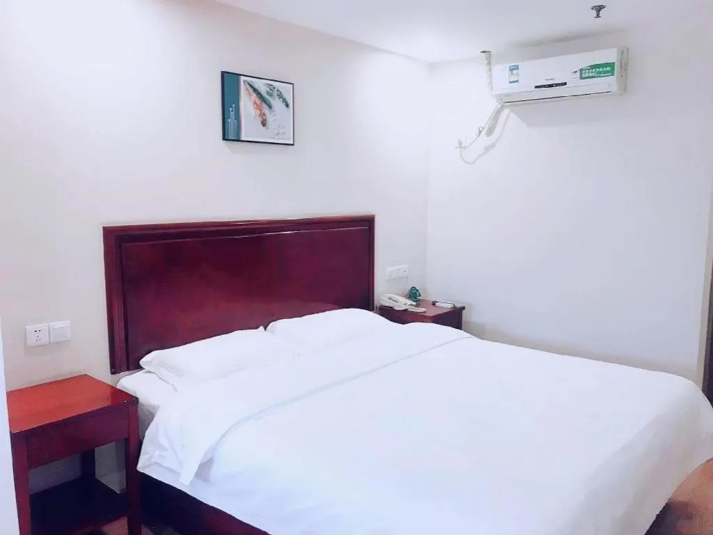 Bed in GreenTree Inn Tianjin JinNan ShuangLin Metro Station Express Hotel