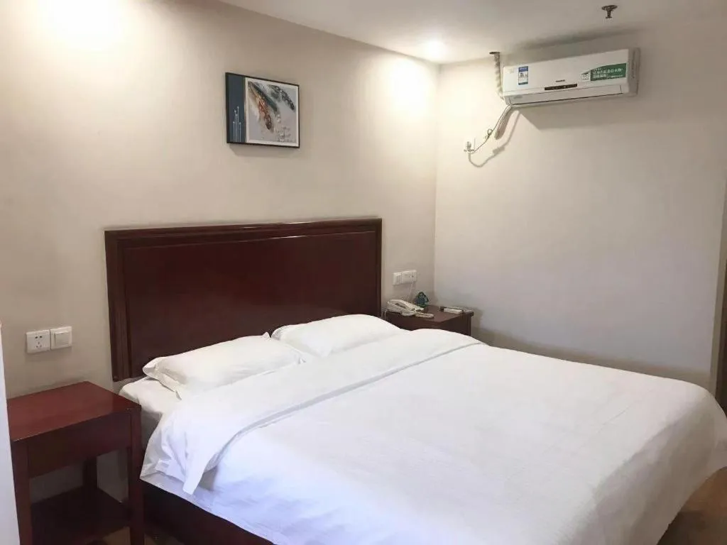 Bed in GreenTree Inn Tianjin JinNan ShuangLin Metro Station Express Hotel