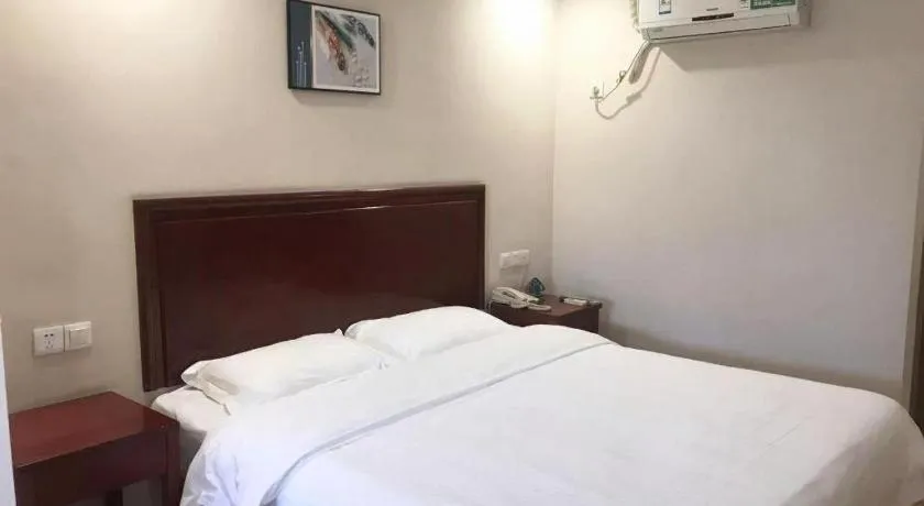 Bed in GreenTree Inn Tianjin JinNan ShuangLin Metro Station Express Hotel