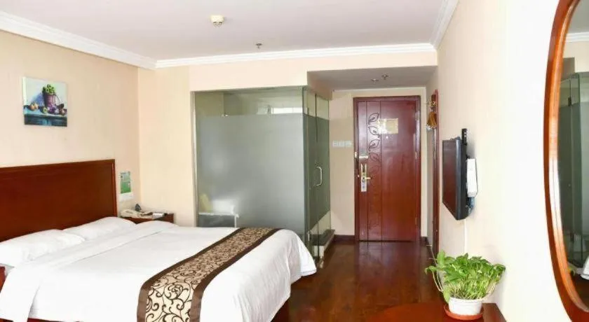Bed in GreenTree Inn Tianjin JinNan ShuangLin Metro Station Express Hotel