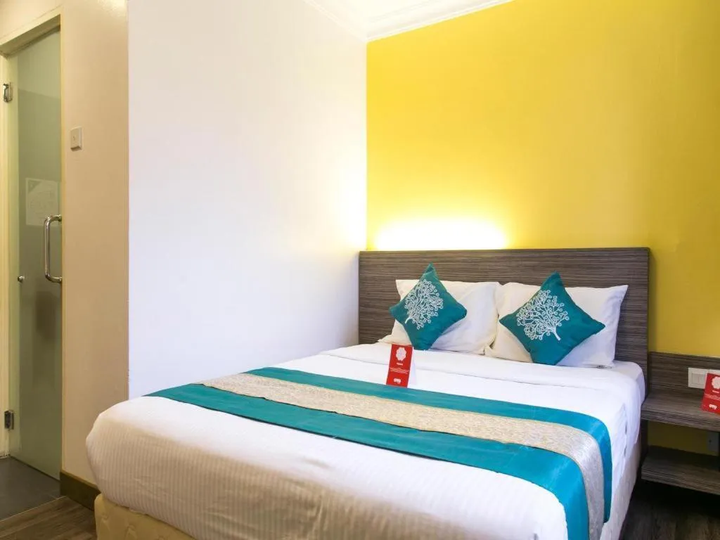 Bed in OYO 229 Parkland Hotel