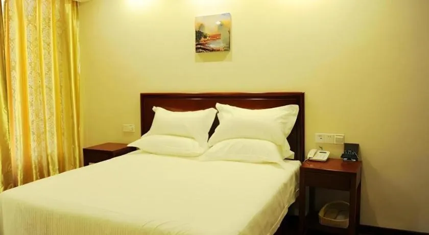 Bed in GreenTree Inn Qinhuangdao Peace Avenue Express Hotel