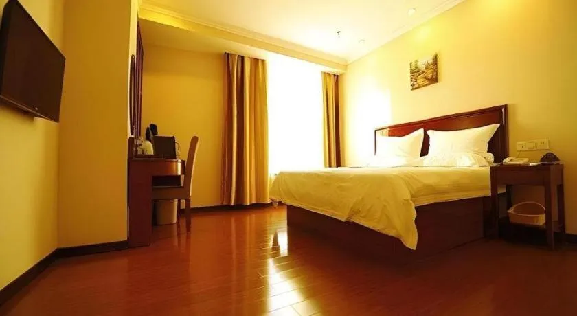 Bed in GreenTree Inn Qinhuangdao Peace Avenue Express Hotel