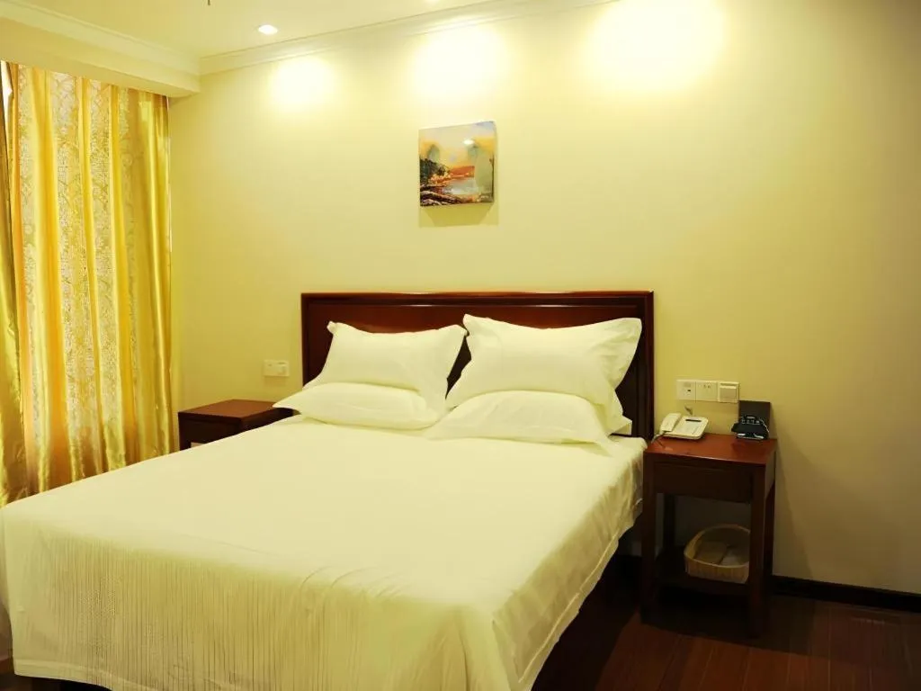 Bed in GreenTree Inn Qinhuangdao Peace Avenue Express Hotel