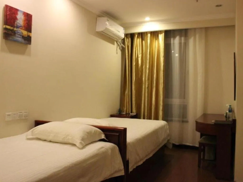 Bed in GreenTree Inn Qinhuangdao Peace Avenue Express Hotel