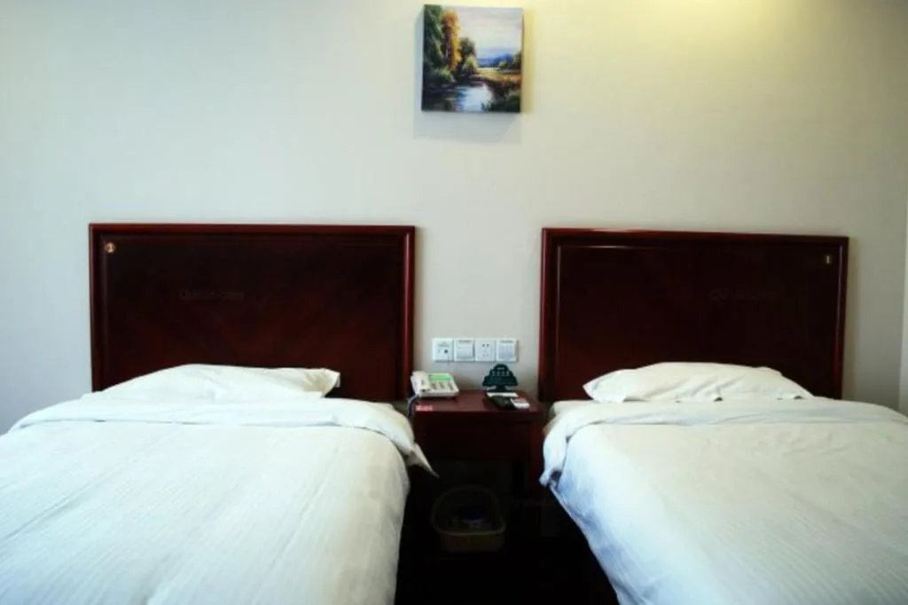 Bed in GreenTree Inn Qinhuangdao Peace Avenue Express Hotel