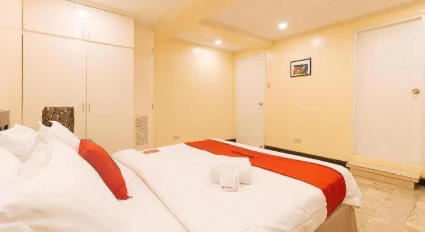 Bed in Greenbelt Makati - Vaccinated Staff