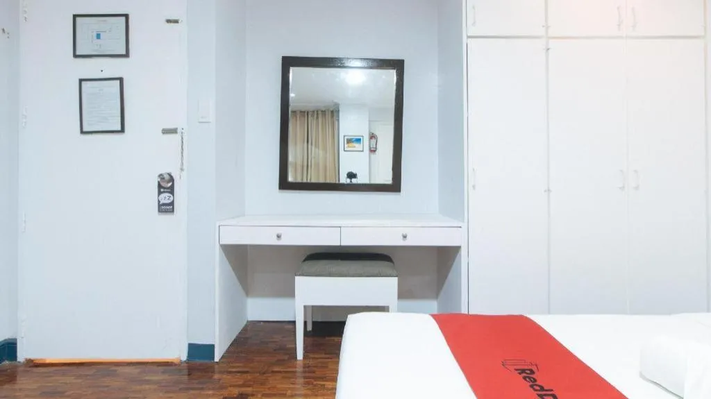 Bed in Greenbelt Makati - Vaccinated Staff