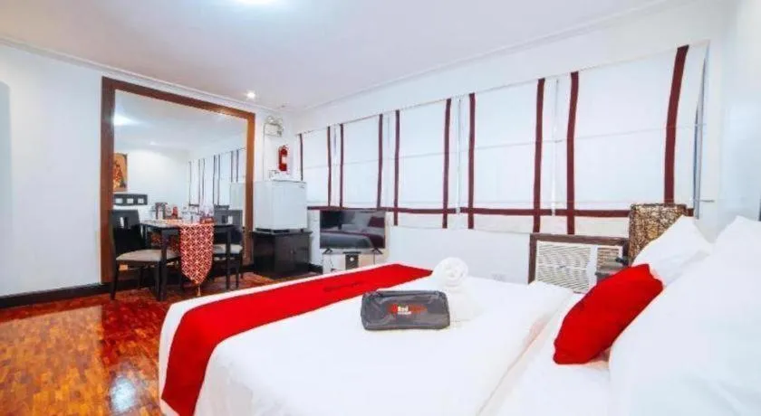 Bed in Greenbelt Makati - Vaccinated Staff