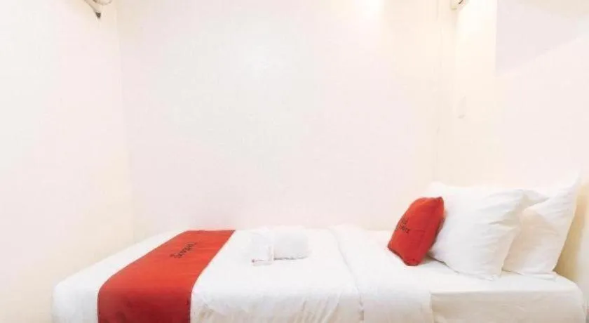 Bed in Greenbelt Makati - Vaccinated Staff