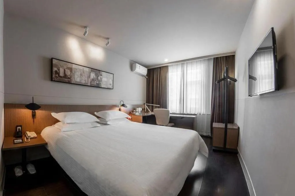 Bed in Jinjiang Inn Select Beijing Wukesong