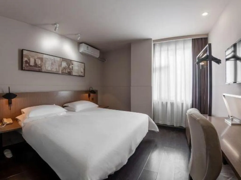 Bed in Jinjiang Inn Select Beijing Wukesong