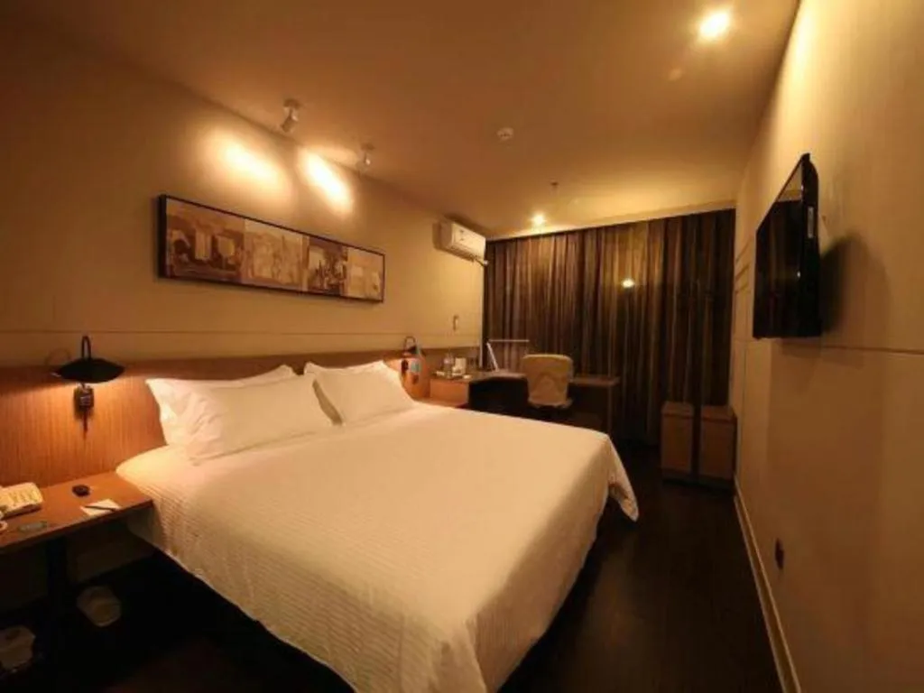Bed in Jinjiang Inn Select Beijing Wukesong