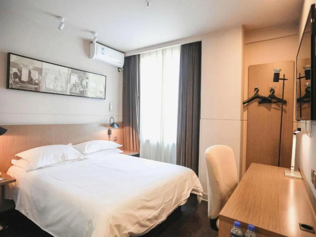 Bed in Jinjiang Inn Select Beijing Wukesong