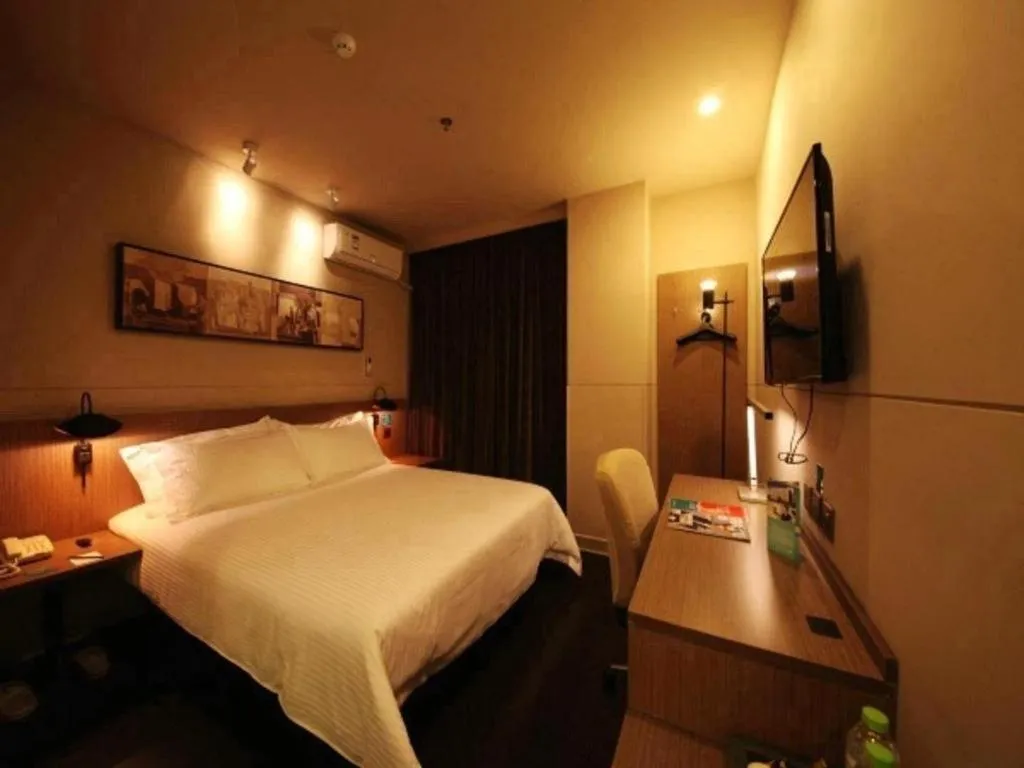 Bed in Jinjiang Inn Select Beijing Wukesong