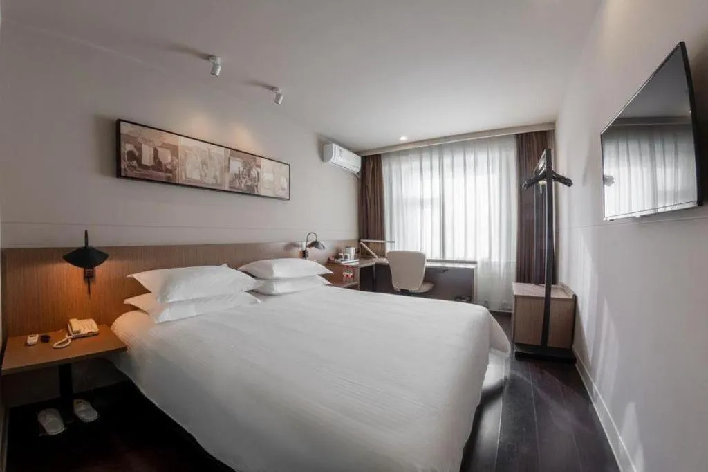 Bed in Jinjiang Inn Select Beijing Wukesong