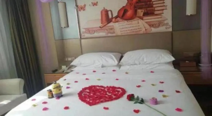 Bed in Vienna Hotel Shenzhen Pinghu Shuangyong Street Metro Station