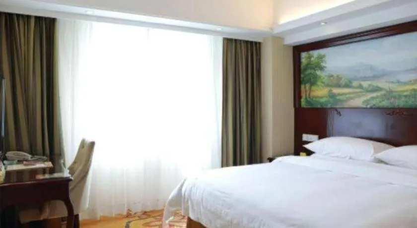 Bed in Vienna Hotel Shenzhen Pinghu Shuangyong Street Metro Station