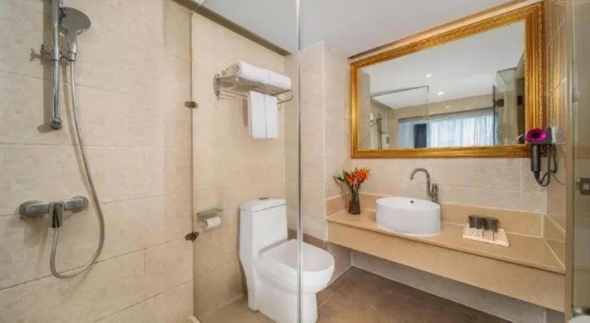 Vienna Hotel Shenzhen Pinghu Shuangyong Street Metro Station