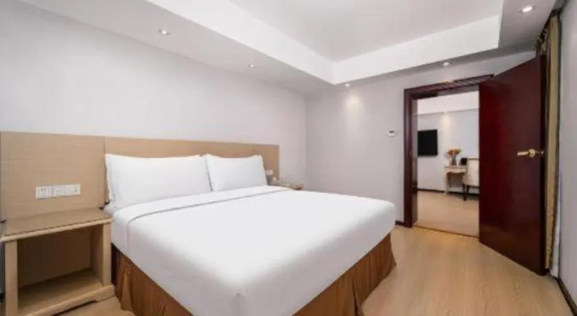 Bed in Vienna Hotel Shenzhen Pinghu Shuangyong Street Metro Station