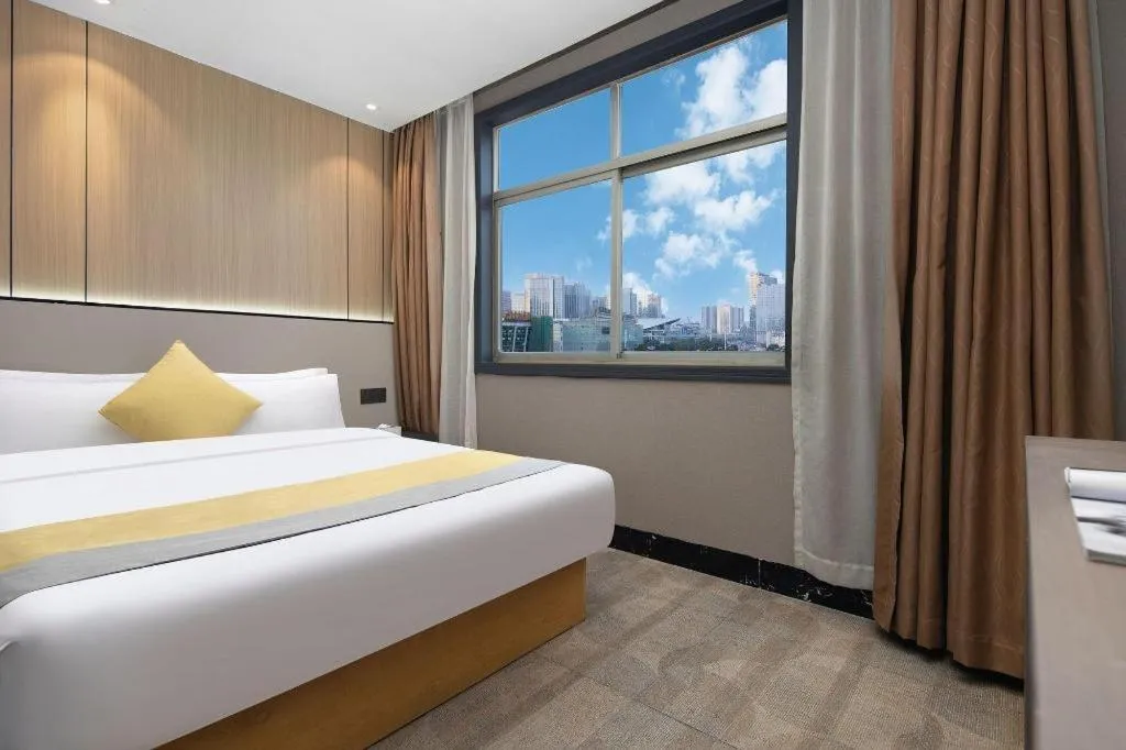 Bed in Vienna Hotel Shenzhen Pinghu Shuangyong Street Metro Station