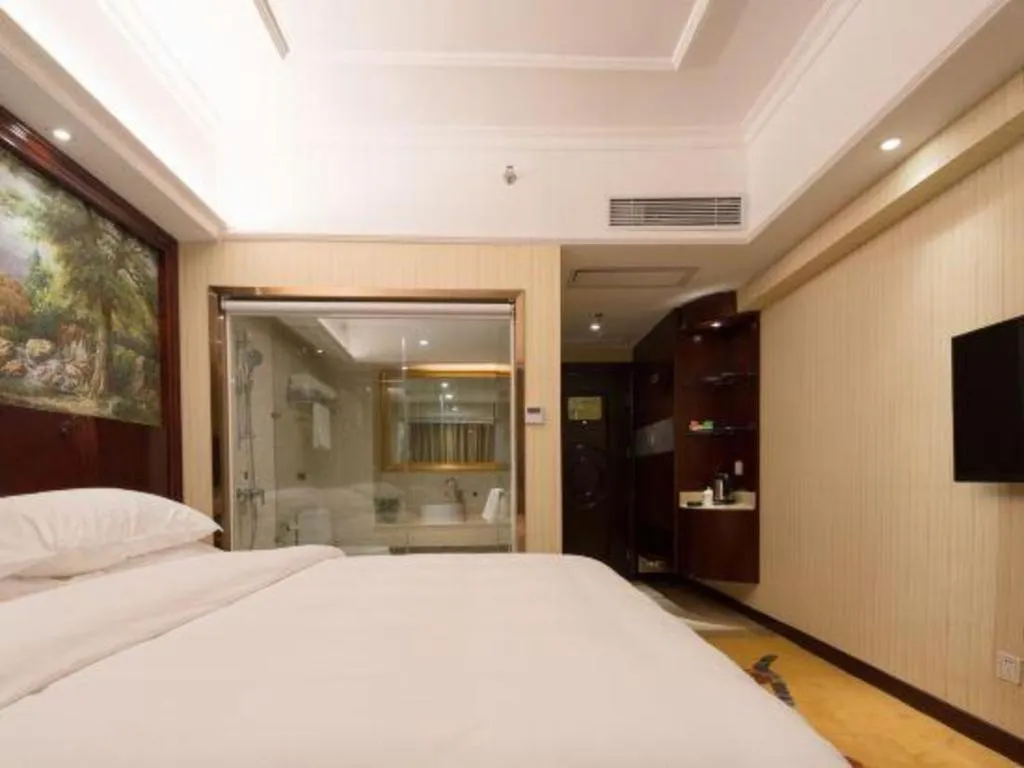 Bed in Vienna Hotel Shenzhen Pinghu Shuangyong Street Metro Station