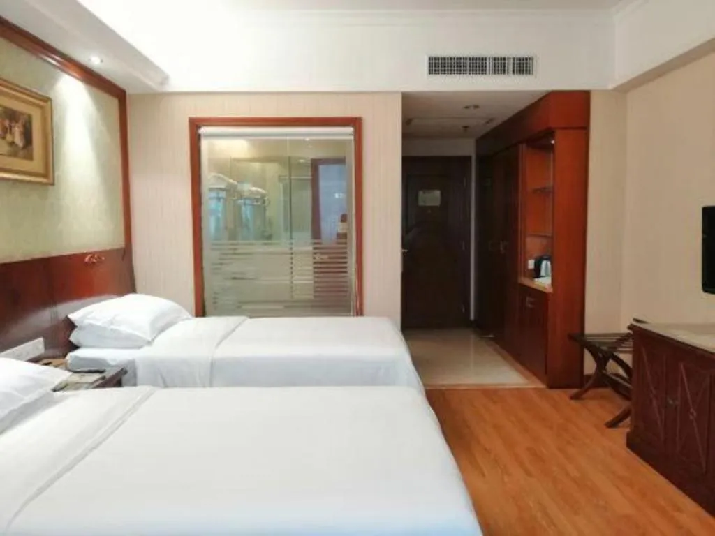 Bed in Vienna Hotel Shenzhen Pinghu Shuangyong Street Metro Station