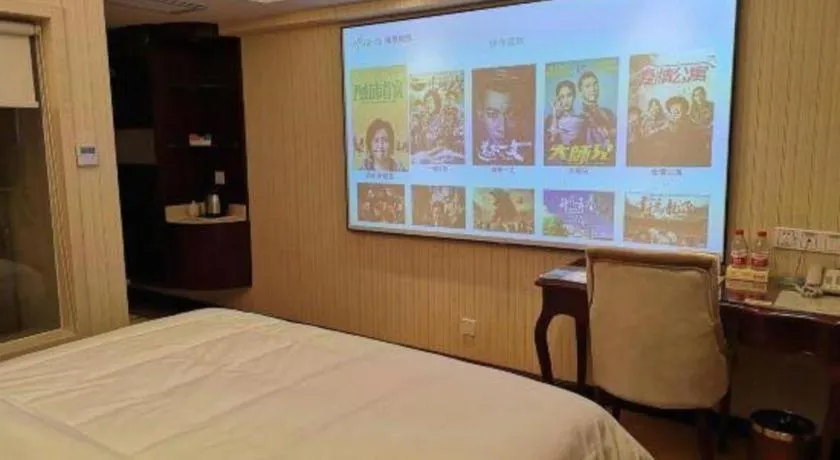 Bed in Vienna Hotel Shenzhen Pinghu Shuangyong Street Metro Station