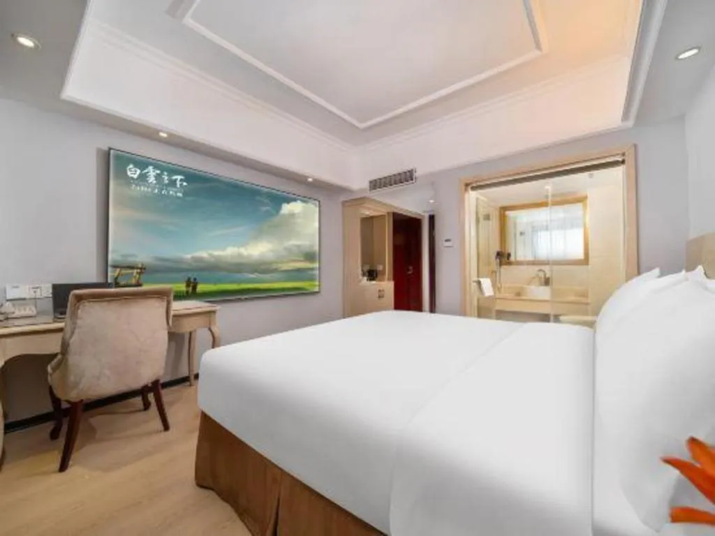 Bed in Vienna Hotel Shenzhen Pinghu Shuangyong Street Metro Station