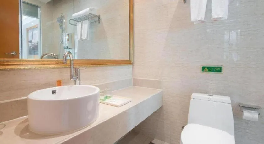 Vienna Hotel Shenzhen Pinghu Shuangyong Street Metro Station