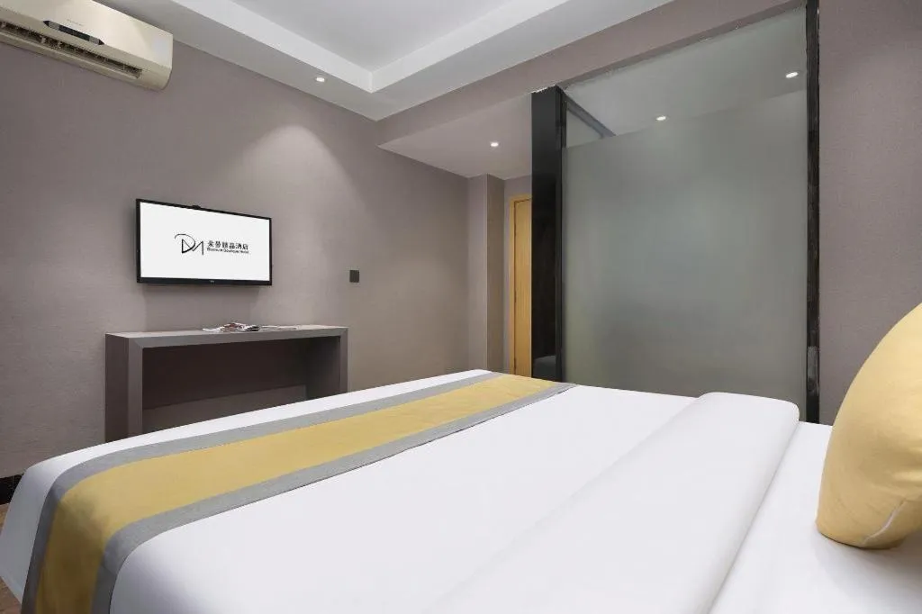 Bed in Vienna Hotel Shenzhen Pinghu Shuangyong Street Metro Station