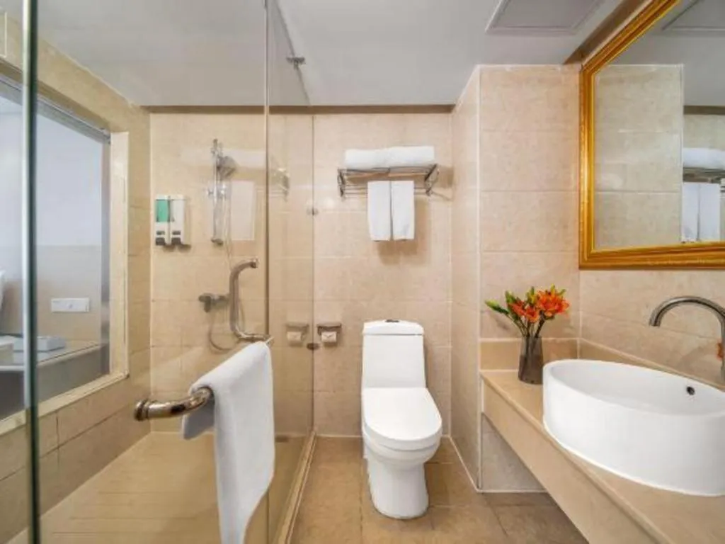 Vienna Hotel Shenzhen Pinghu Shuangyong Street Metro Station